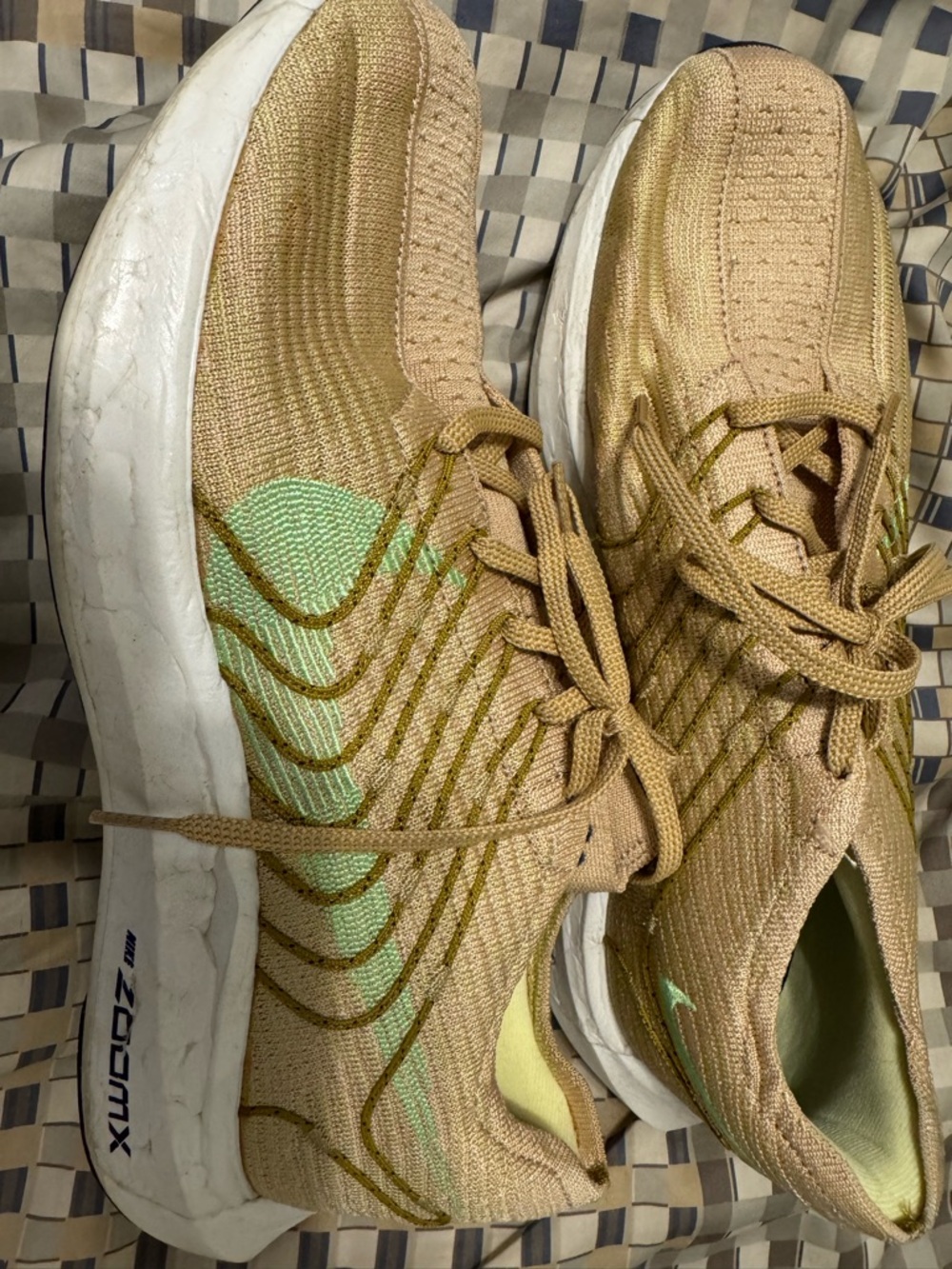 Nike men’s Tan & Light Green Knit Running Sneakers